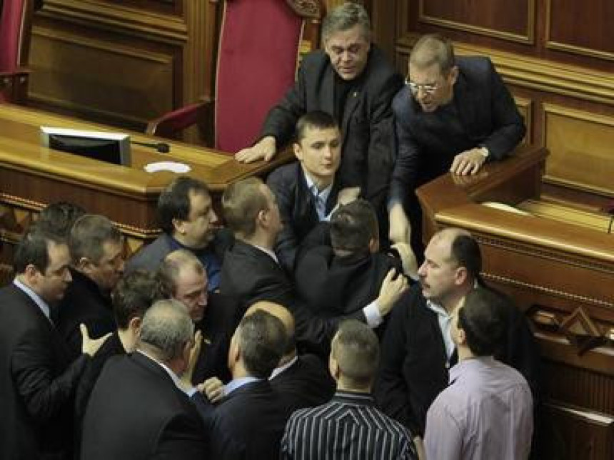 Tuča u ukrajinskom parlamentu (VIDEO)