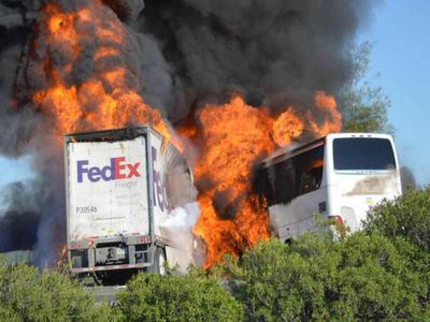 Изгорио аутобус пун ученика у Калифорнији!