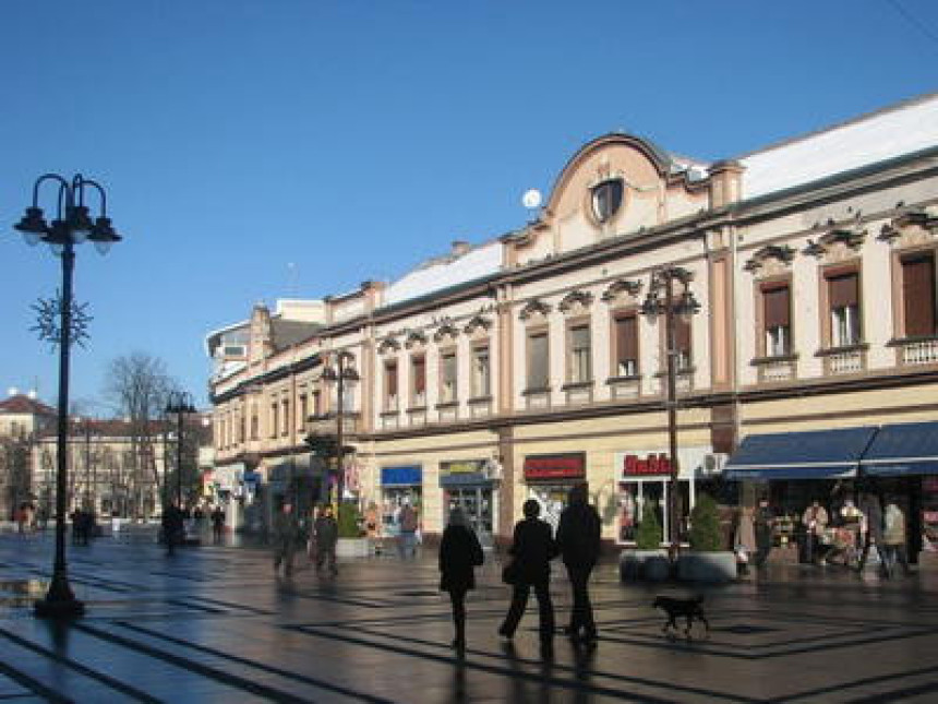 Pet lica pušteno da se brani sa slobode