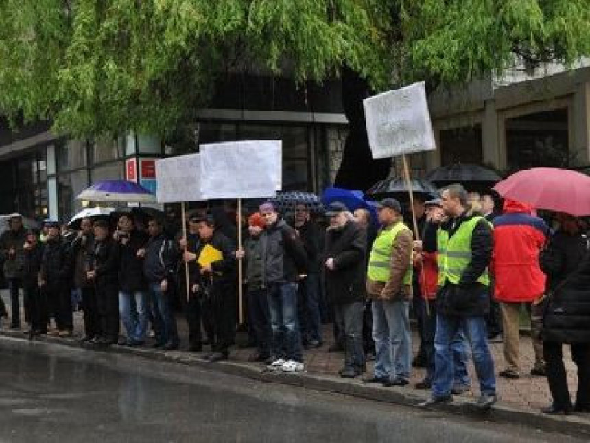 Protestna šetnja zbog oduzimanja dozvole za rad