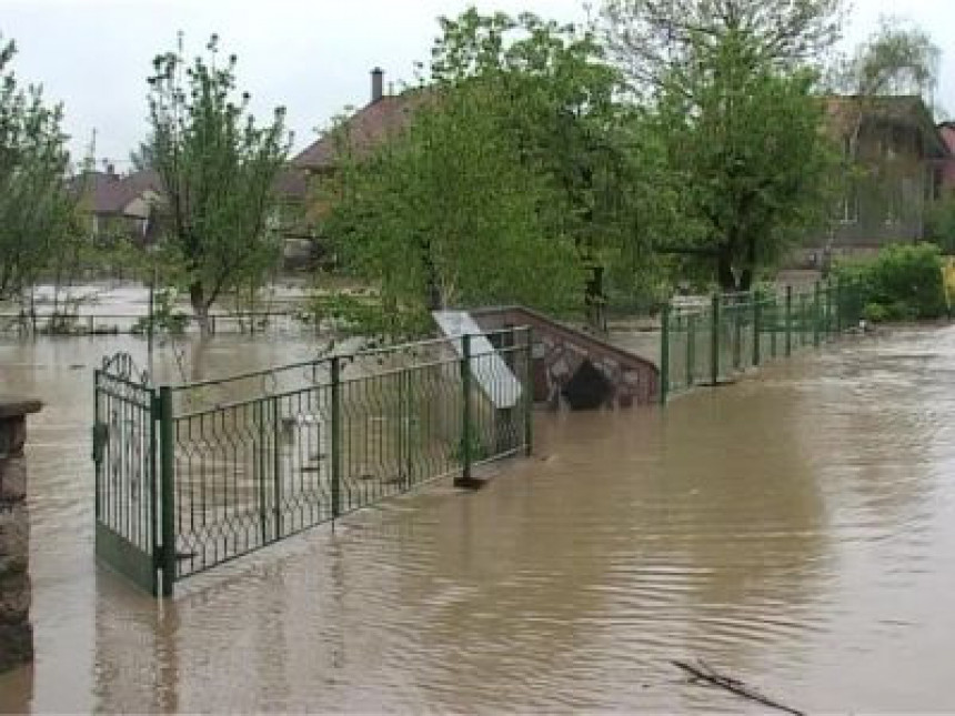 Брка и Тиња поплавиле више стотина кућа (ВИДЕО)