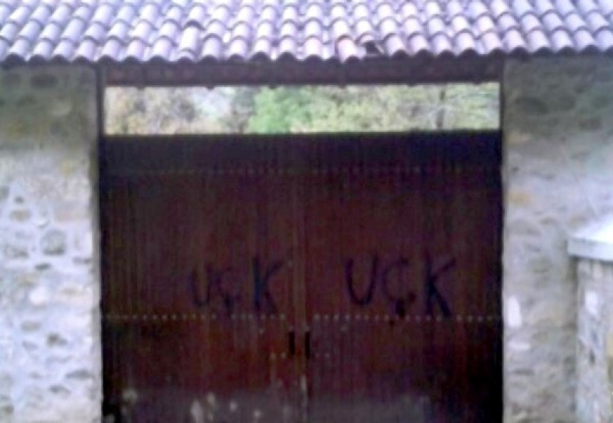 Grafiti UČK na kapiji manastira Visoki Dečani