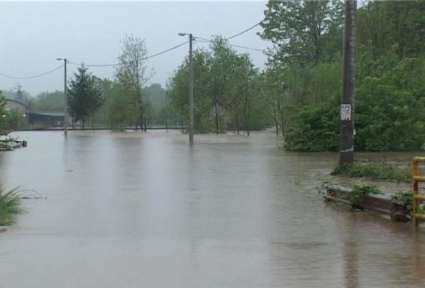 Поплаве угрозиле бројна домацинства,киса и наредних дана
