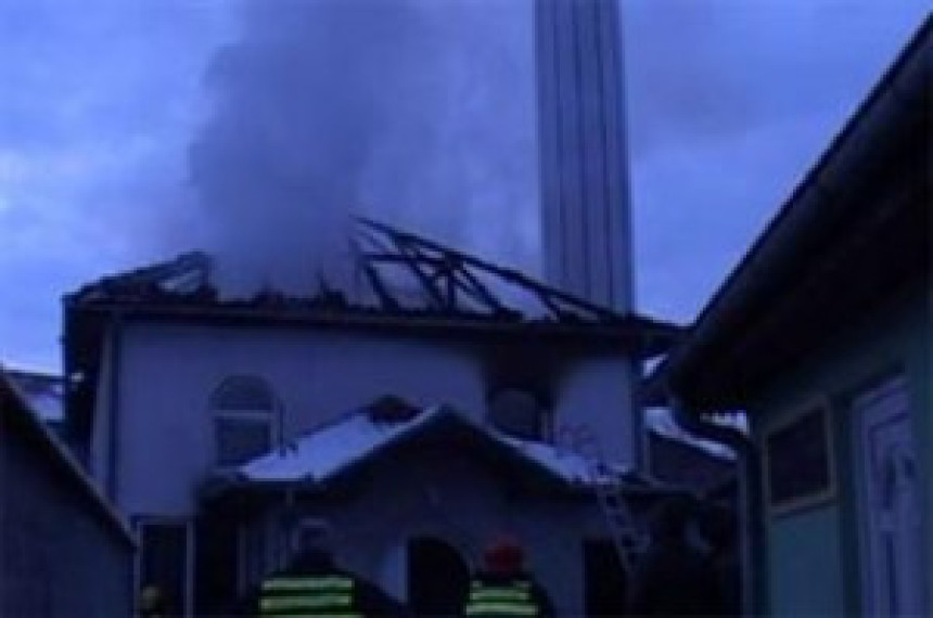 Вехабија запалио џамију, имам се угушио