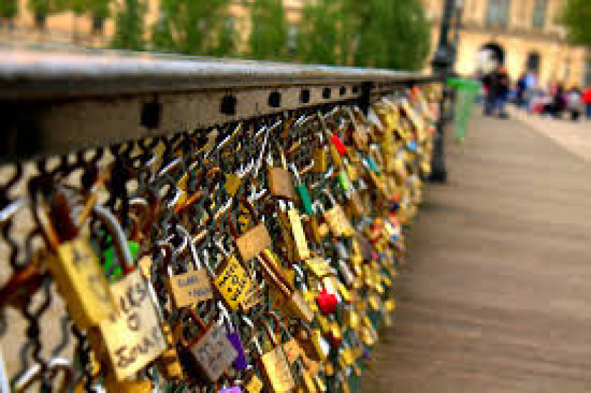 "Закључајте љубав" у Паризу(ВИДЕО)