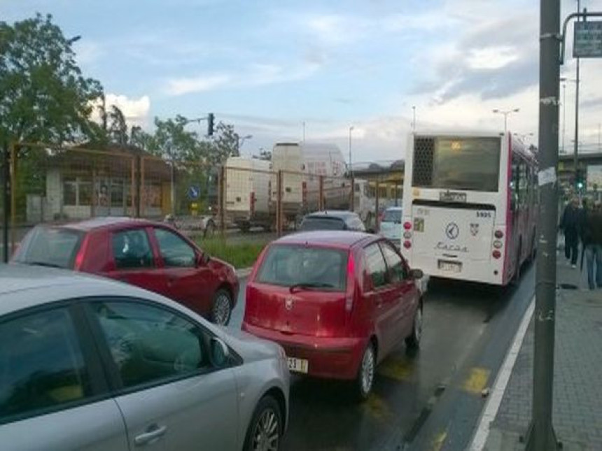 Blokiran Pančevački most zbog udesa!
