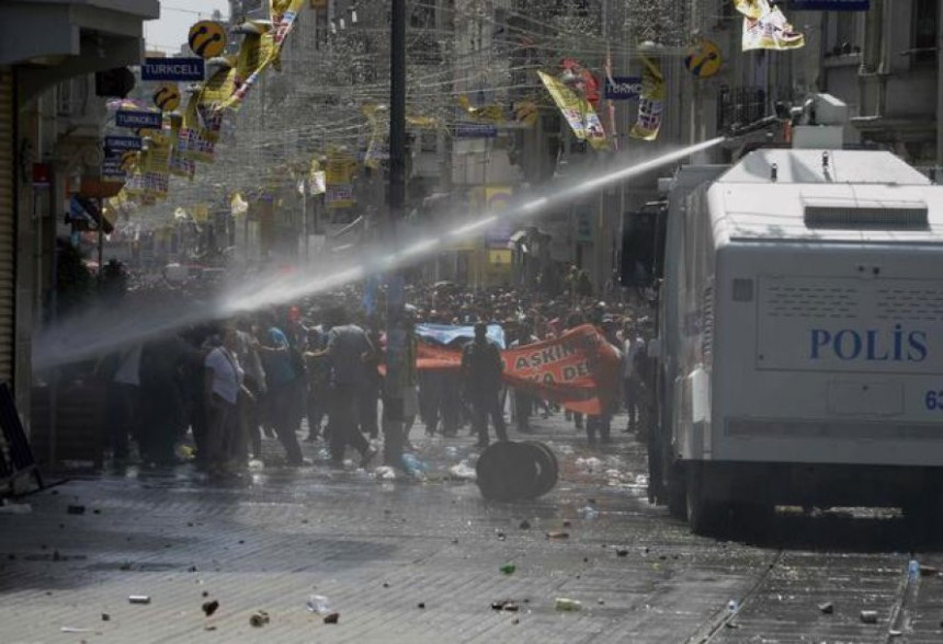 Suzavcem na demonstrante u Istambulu