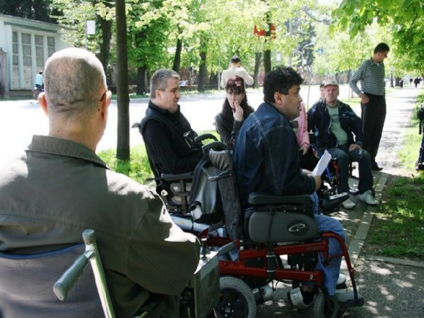 Đokić sačuvao Gojkovića, invalidi protestuju (VIDEO)