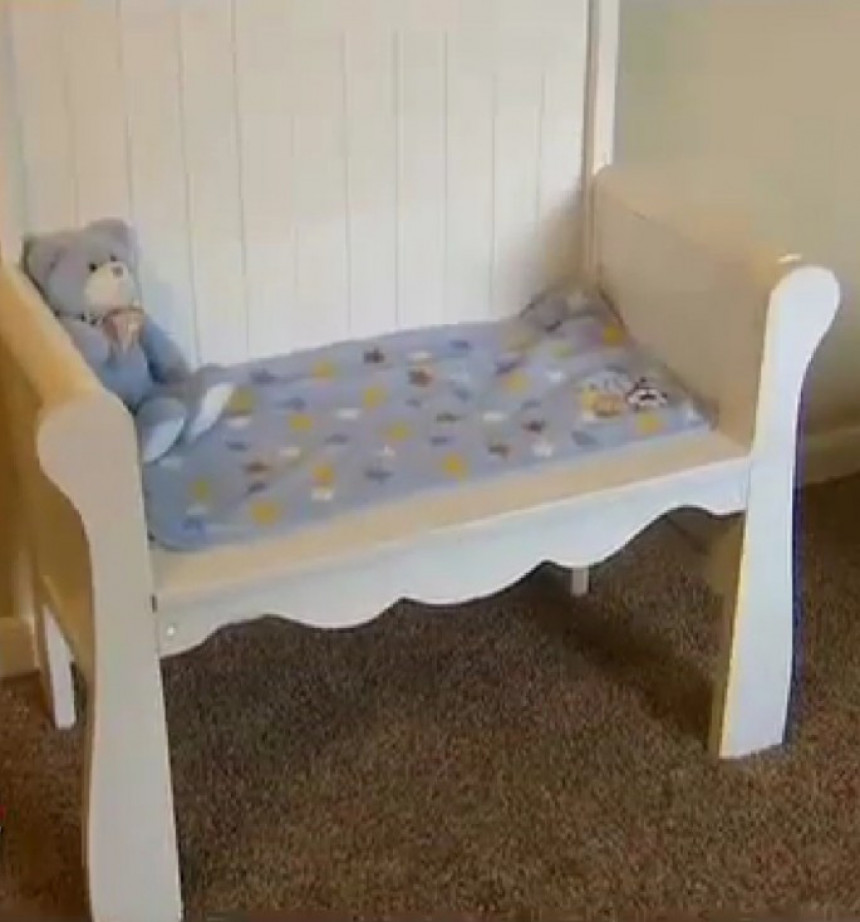 Čuvala krevetac godinu dana nakon smrti sina (VIDEO)