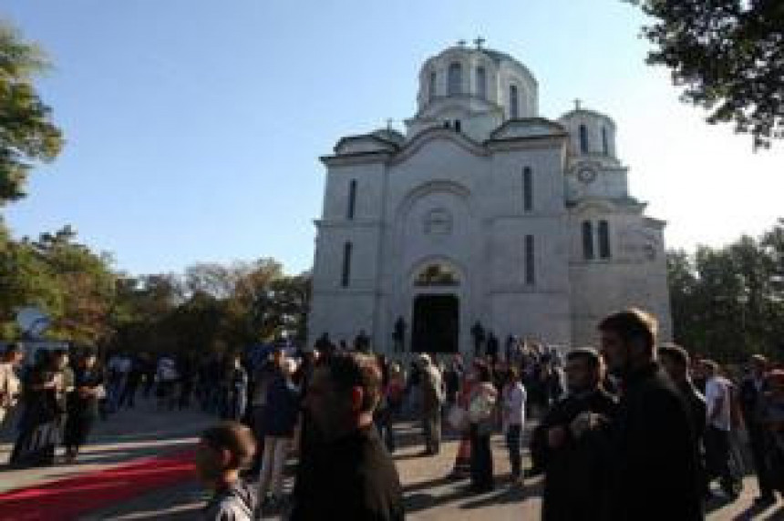 Бројни грађани испред цркве на Опленцу