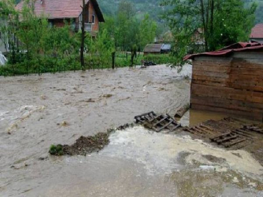 Подивљала рјечица однијела кућу