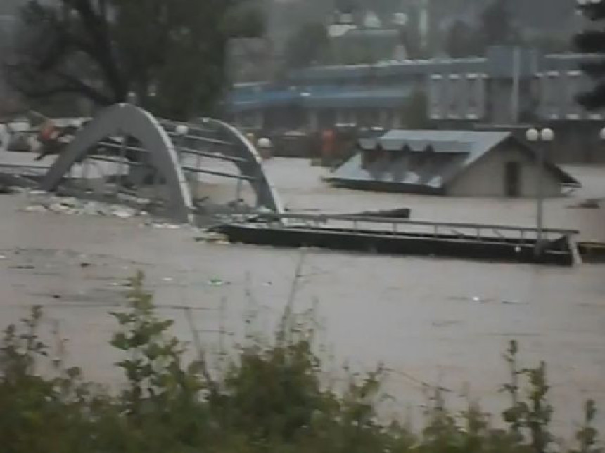 STRAVIČNO: Rijeka raznijela cijeli most u Zavidovićima (VIDEO)
