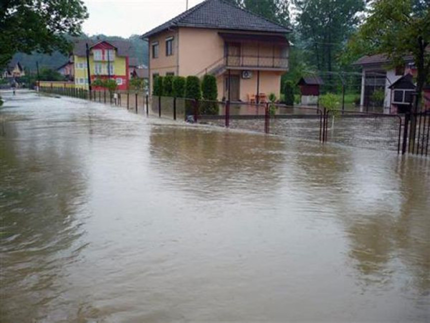 Većina puteva onesposobljena za saobraćaj