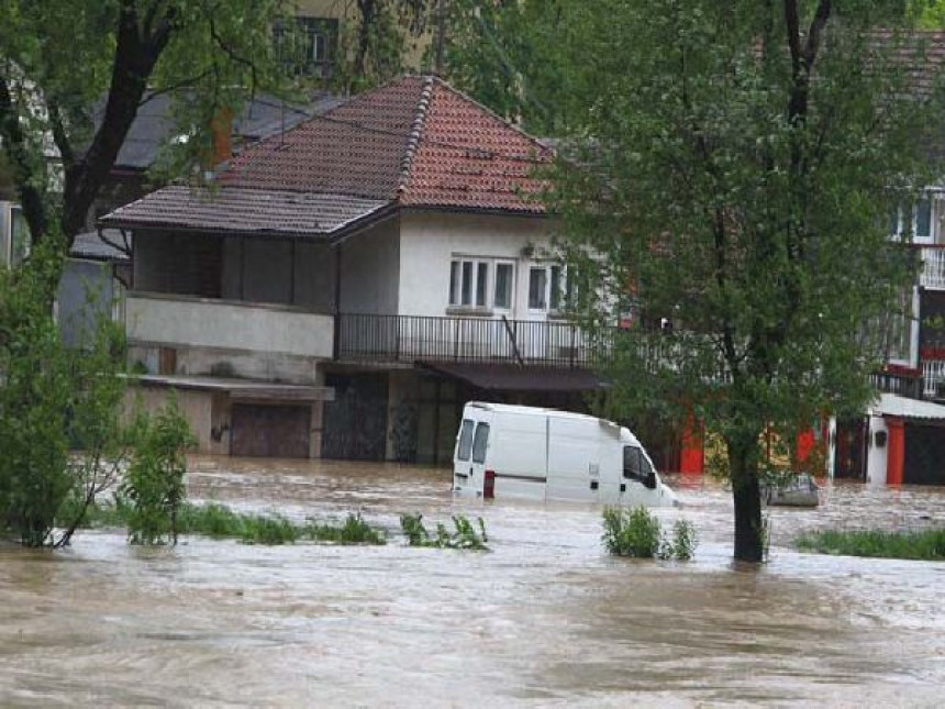 Voda prodire u grad, poplavljena industrijska zona