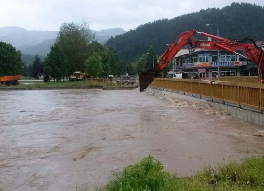 U Maglaju voda tri metra, majka sa bebama zarobljena u kući