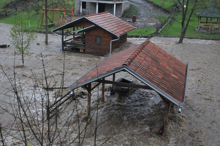 Србија: Евакуисано 700 људи, троје страдало