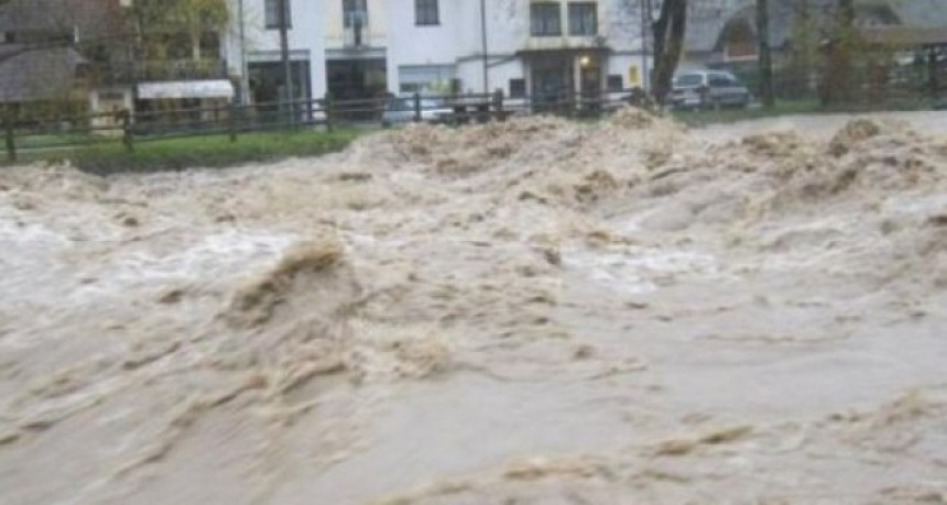Evakuisana lica smještena u bijeljinsku kasarnu
