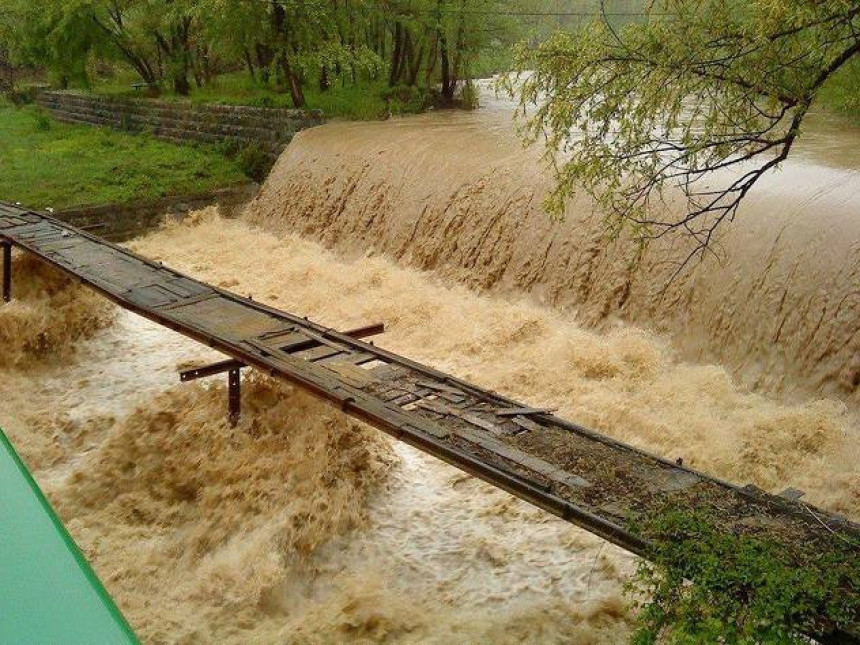 Вогошћа: Затрпане куће усљед клизишта