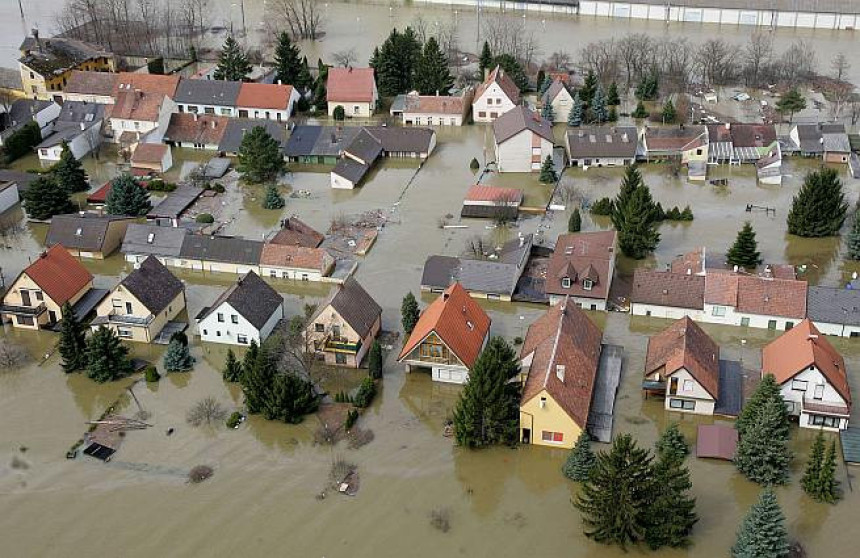 Zvaničnici posjećuju poplavljena područja