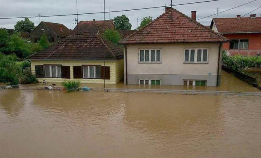Stanje u Šamcu alarmantno! Prva žrtva poplava