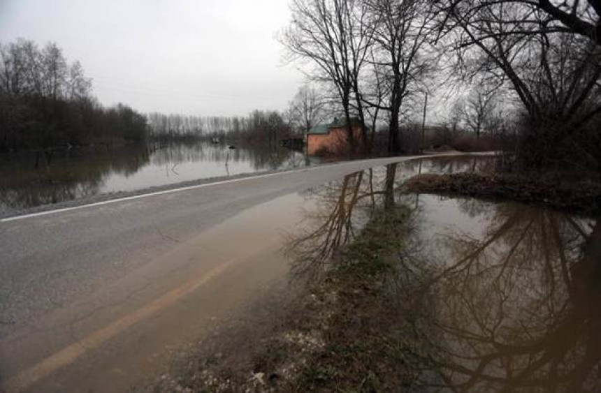 Obustavljen saobraćaj preko Rače, Popova i Šamca