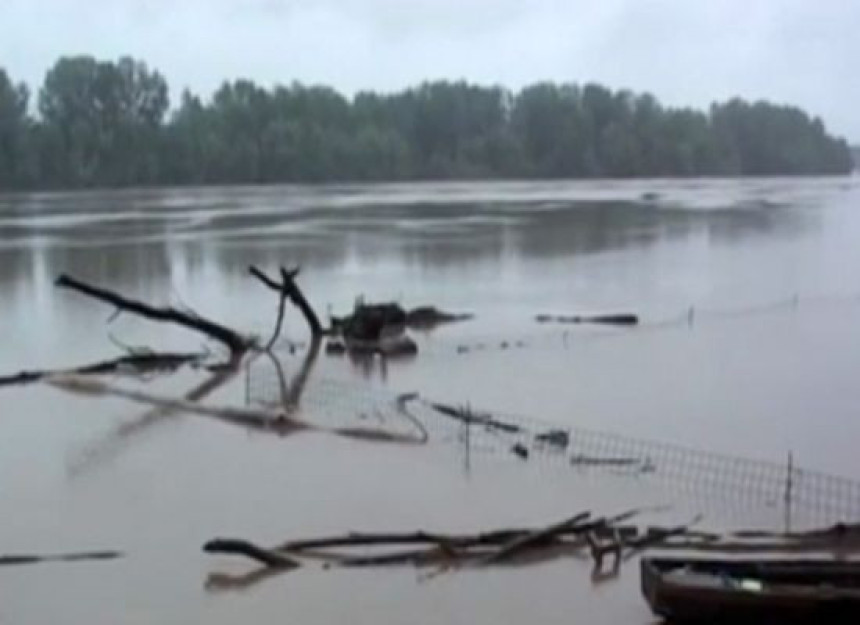 Sava probila nasip u Orašju