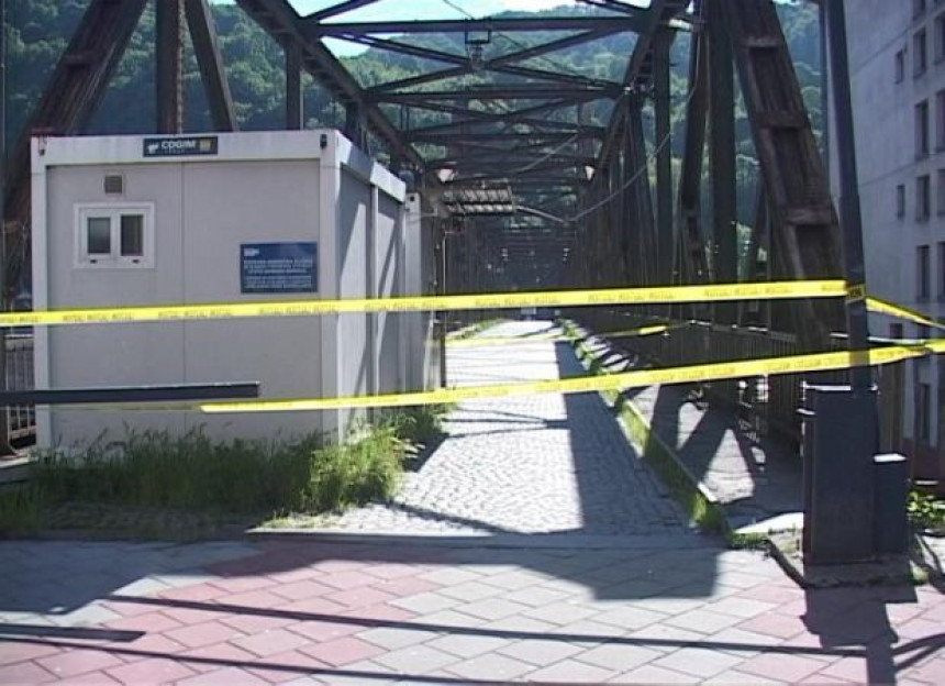 Zvornik: Pješački most blokiran zbog klizišta (VIDEO)