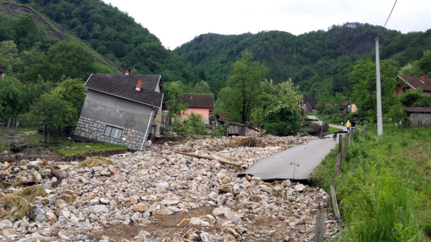 Вода се повукла, пријете клизишта