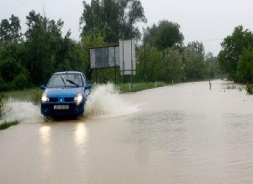 Voda u Donjem Žabaru raste