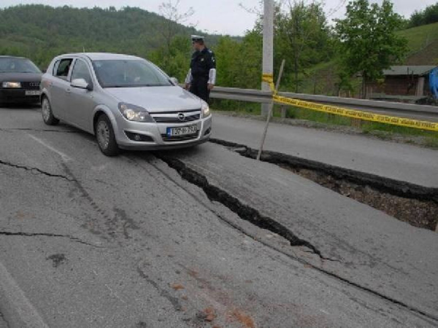 Klizište zbrisalo dio magistralnog puta 