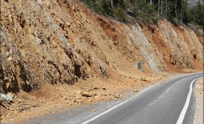 U prekidu saobraćajnice zahvaćene poplavama