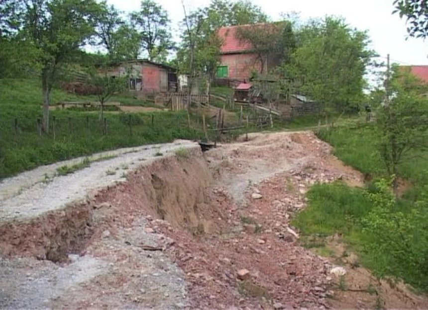 U Bratuncu aktivna brojna klizišta, Šamac i dalje pod vodom