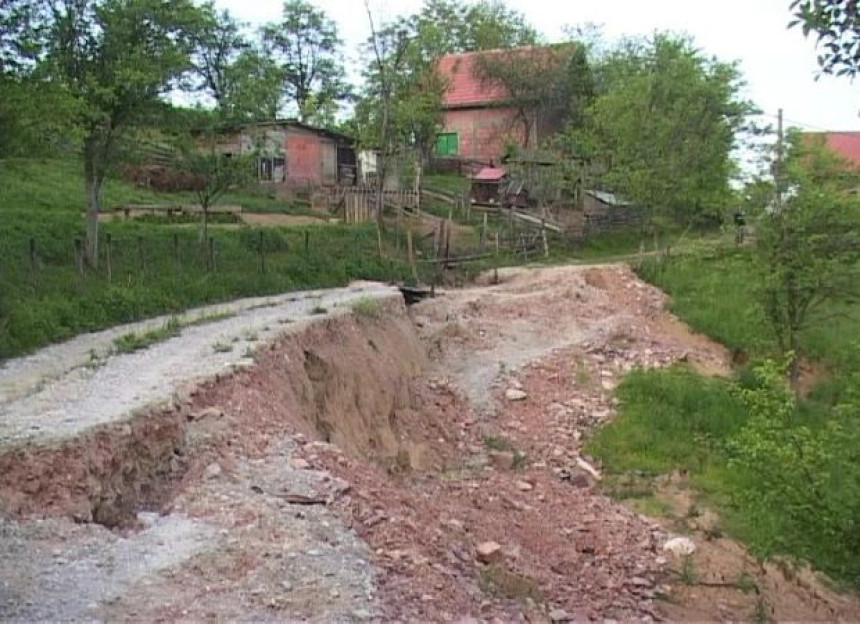 У Братунцу активна бројна клизишта, Шамац и даље под водом