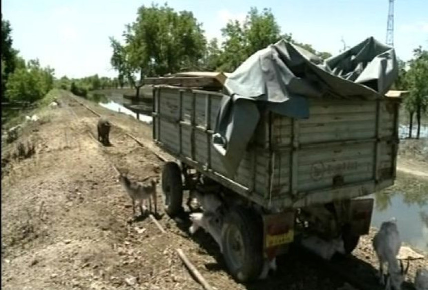 Voda se povlači, ali života nema