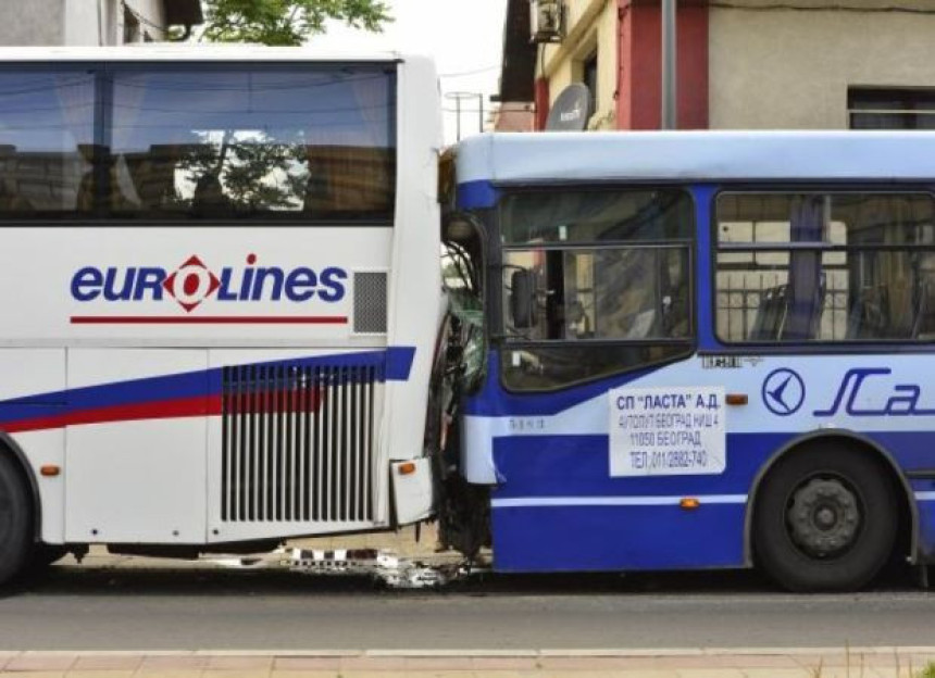 Srbija: U sudaru tri autobusa 21 povrijeđeni