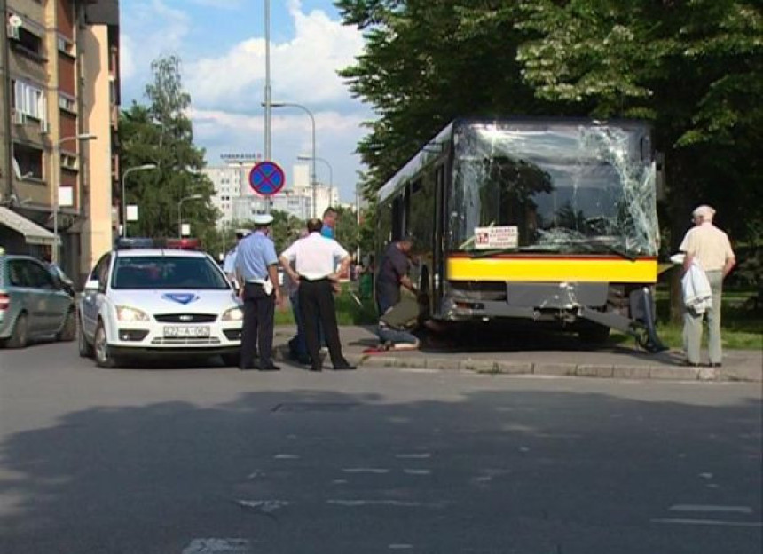 Banjaluka: Pješaci bježali pred autobusom!