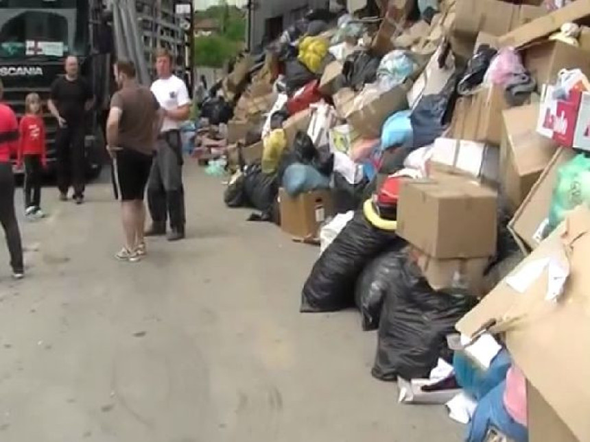 Deponija smeća ili skladište humanitarne pomoći