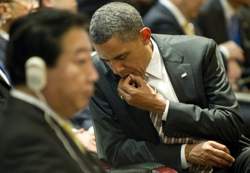 Obama žvaće žvaku dok svira Marseljeza