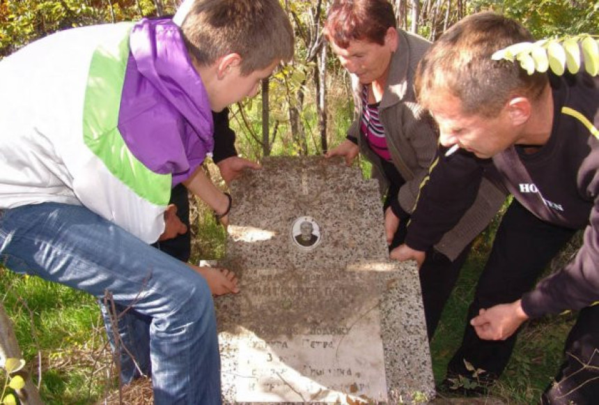 Srbi obišli groblje u južnom dijelu Mitrovice