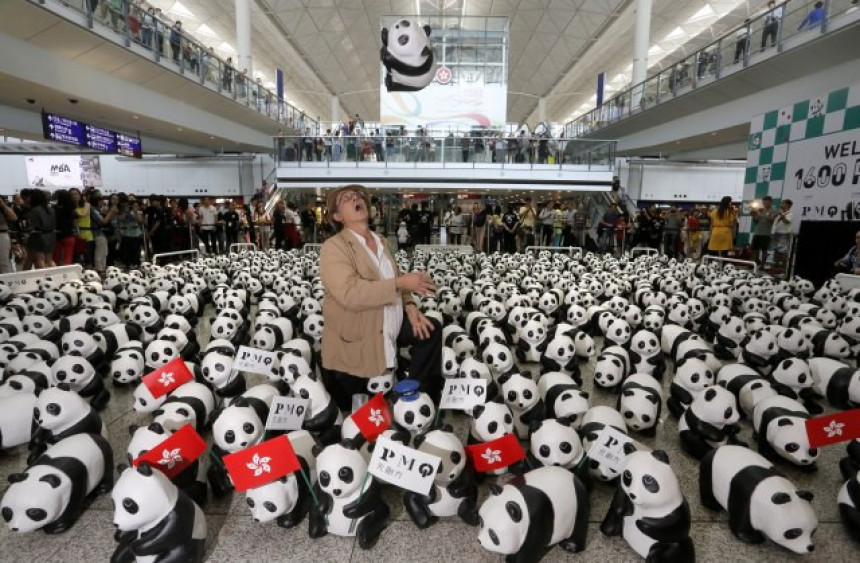 Хиљаду панди окупирало аеродром у Хонгконгу