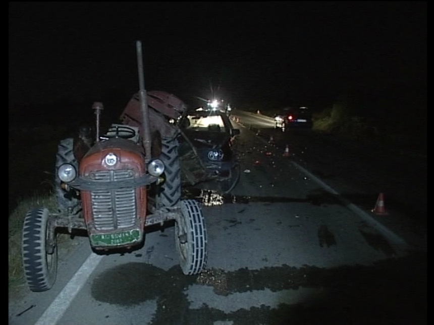 Automobil se “zakucao” u traktor: troje povrijeđenih