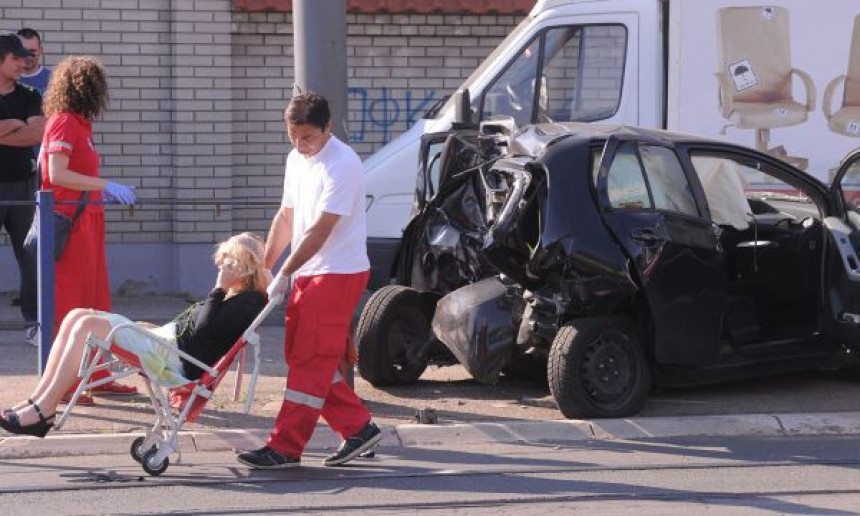 Beograd: Vozač preminuo za volanom