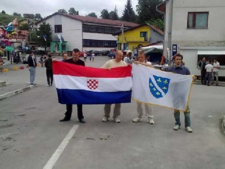 Mostar: Šahovnice i bošnjačke ratne zastave