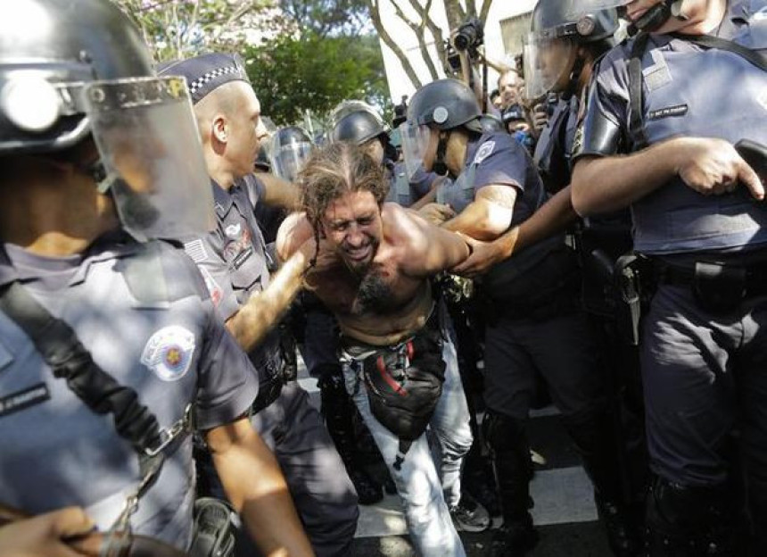 Sukobi policije i demonstranata 