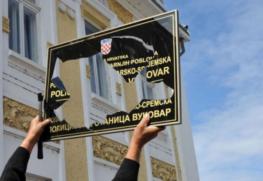 Vukovar: Ponovo skinuta dvojezična tabla