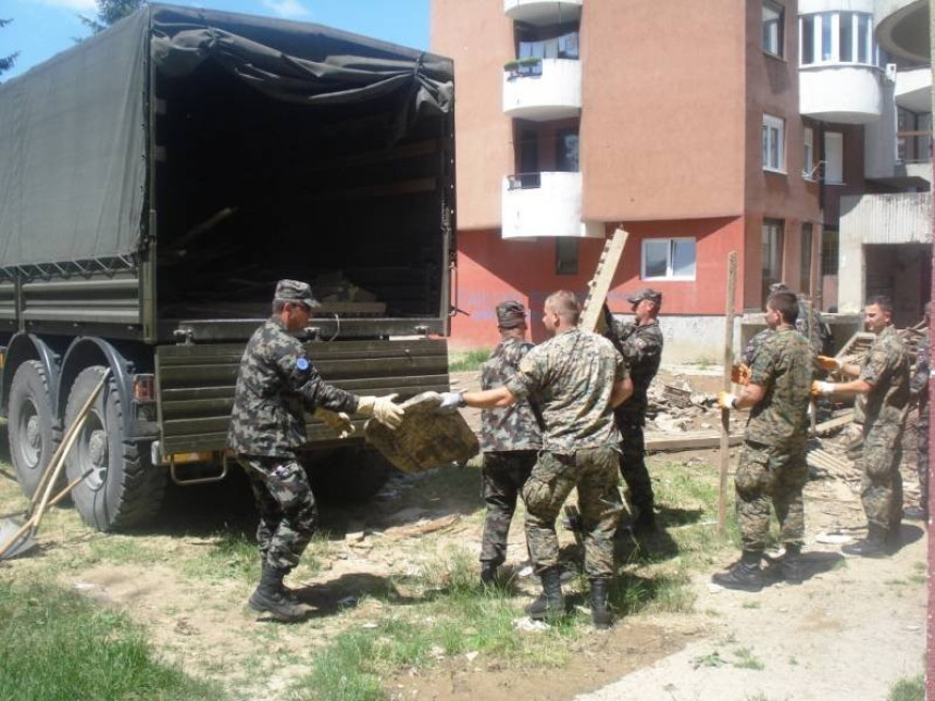 Оружане снаге БиХ и ЕУФОР помажу поплављенима