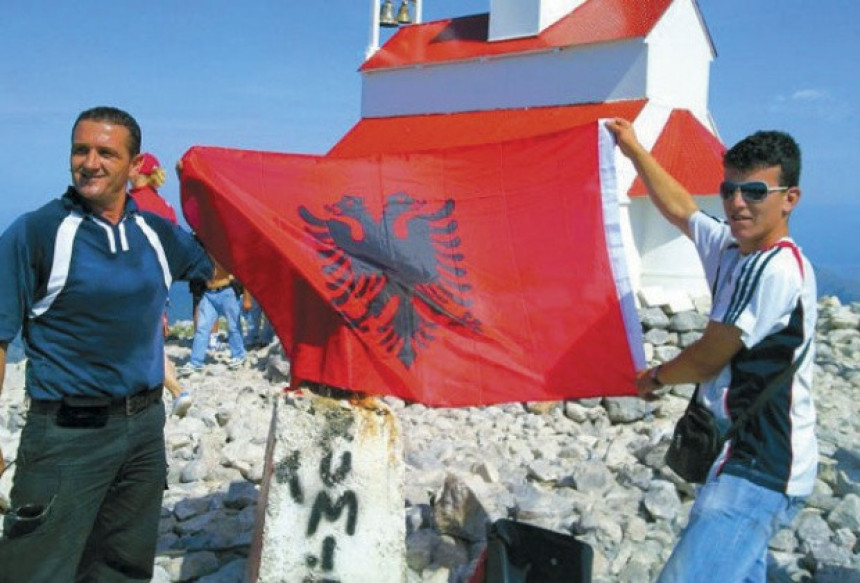 Албанска застава на цркви на Румији