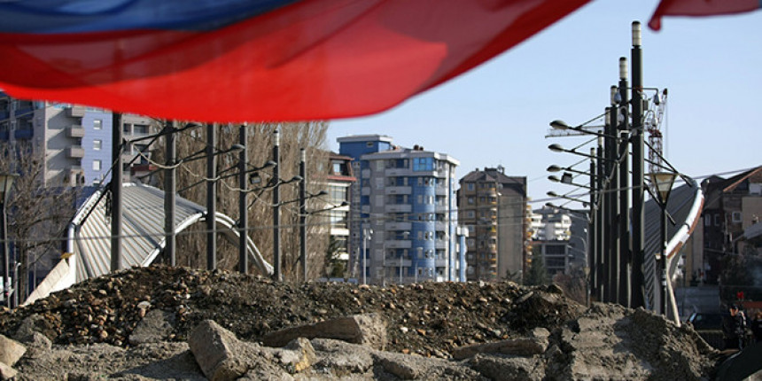 Срби уклонили барикаду на ибарском мосту
