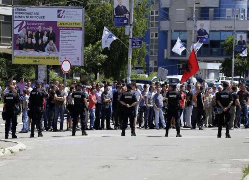 Косовска Митровица: Сукоб Албанаца са полицијом