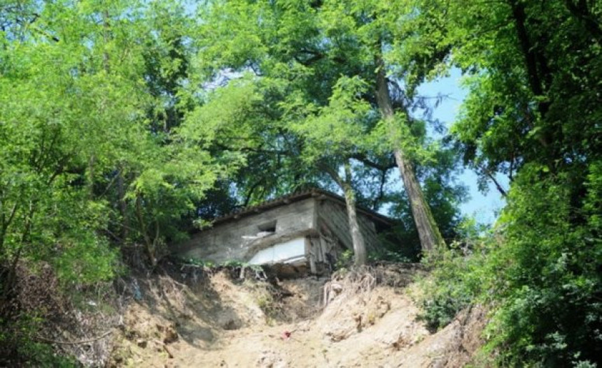 Betonska štala visi vozačima nad glavom